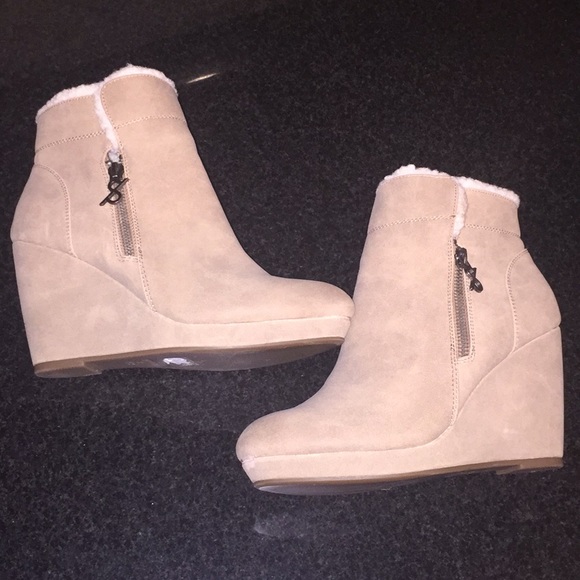 parker & sky Shoes - NEW Parker & Sky Wedge bootie nude tan zip sz 7